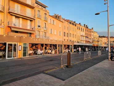 La petite plage est le beach club parfait pour profiter de l’ambiance tropézienne en centre ville