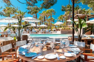 Nikki Beach Saint-Tropez est une référence des beach clubs festifs, avec des pool party iconiques
